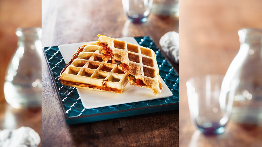 Pizza-Waffeln mit Schinken und frischem Basilikum - maxima