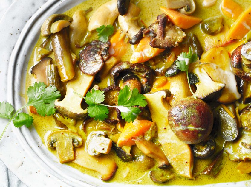 Pilzcurry mit Auberginen, Süßkartoffeln und Erdnüssen - maxima