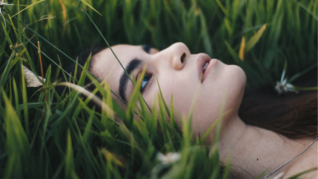 Warum grundlos traurig sein völlig normal und sogar gesund ist