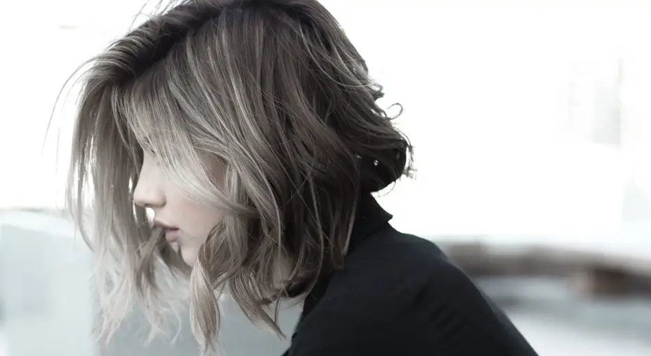 Frau mit kurzen blonden Haaren