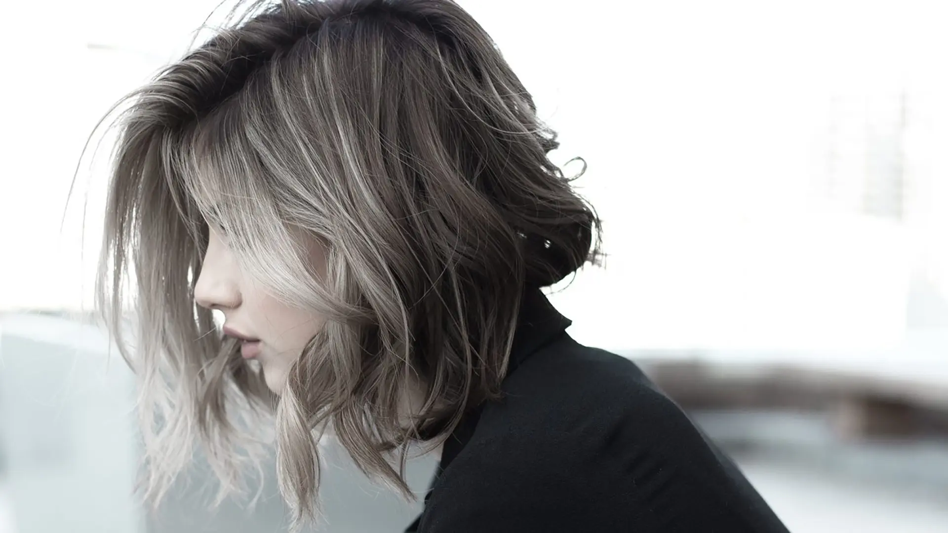 Frau mit kurzen blonden Haaren