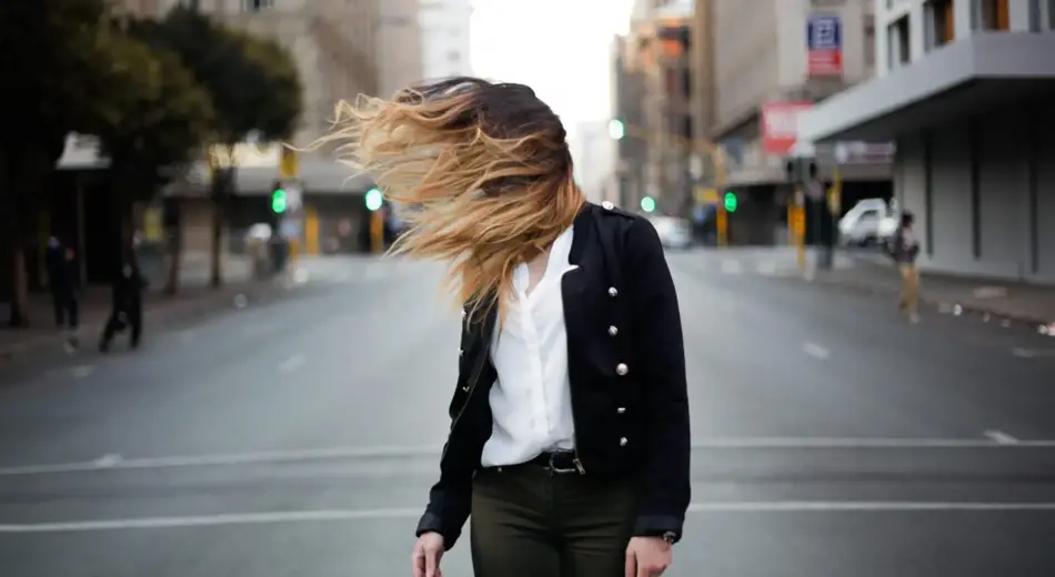 Frau mit Haaren vorm Gesicht
