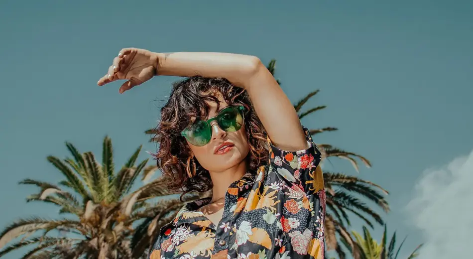 Frau mit Brille und kurzen Haaren im Sommer