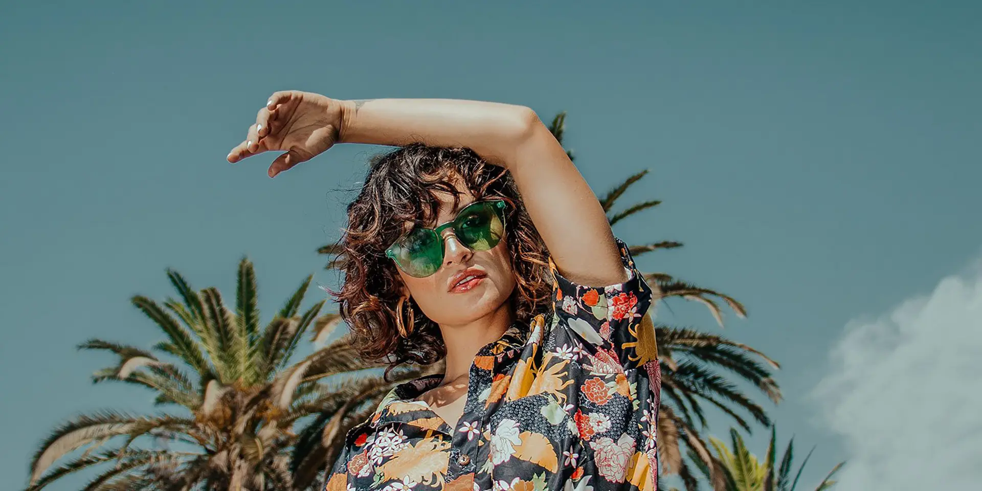 Frau mit Brille und kurzen Haaren im Sommer