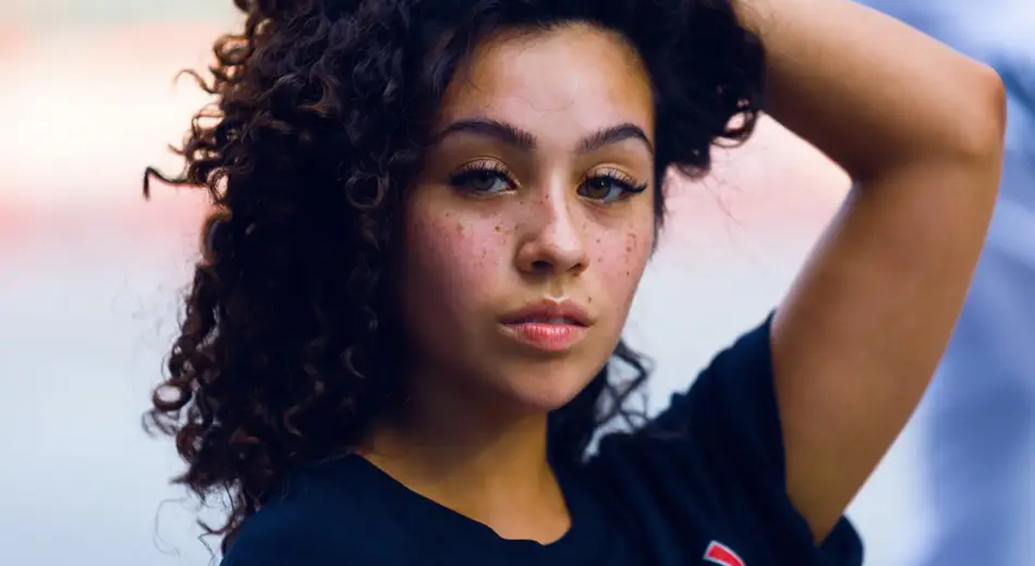 Frau mit schönen Augenbrauen