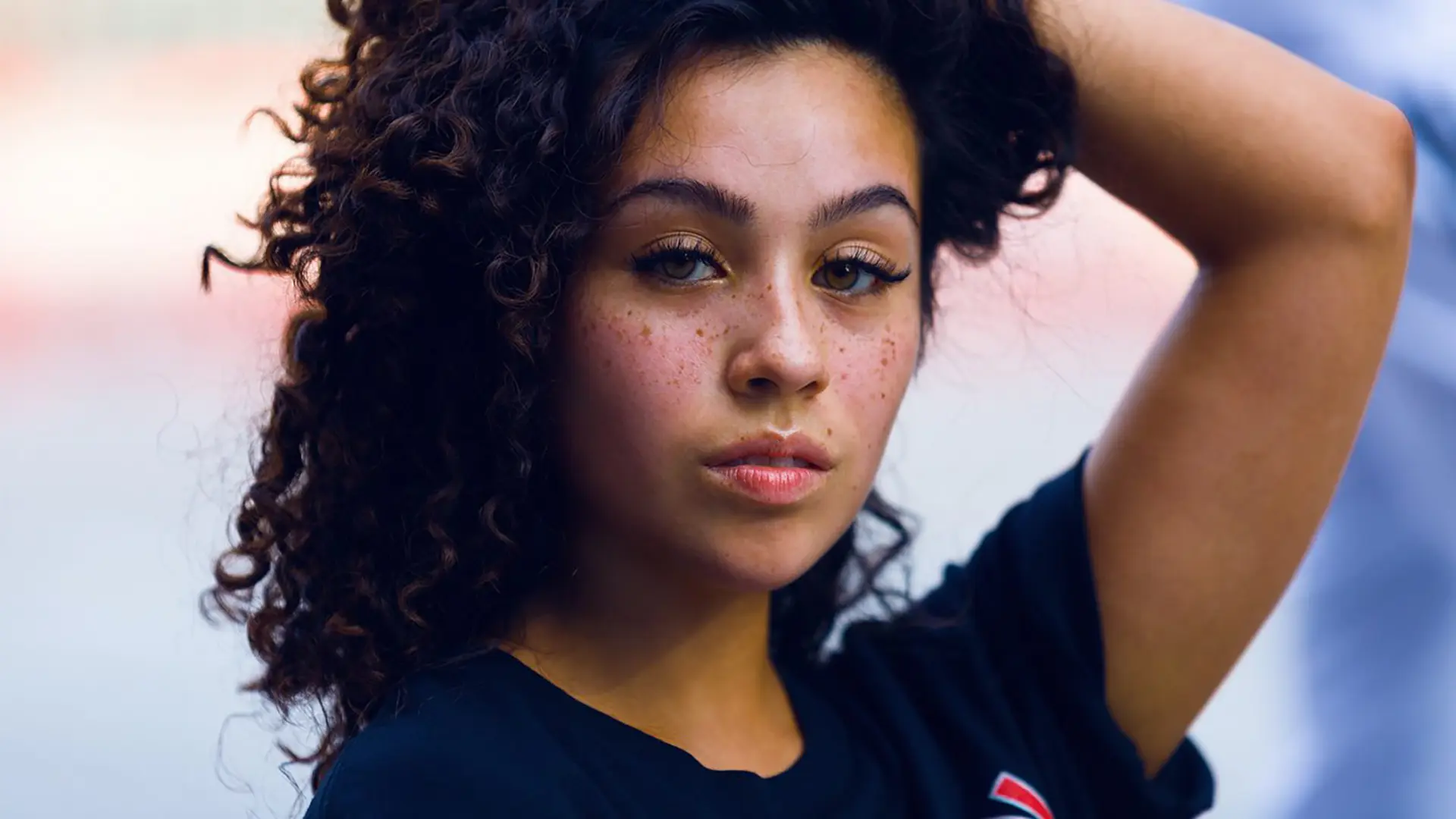 Frau mit schönen Augenbrauen