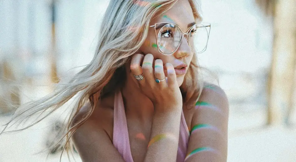 Frau mit Brille und langen blonden Haaren