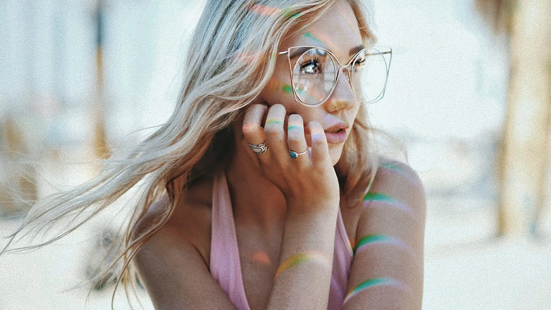 Frau mit Brille und langen blonden Haaren