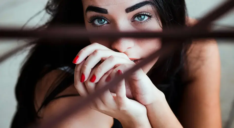 Frau mit roten Nägeln