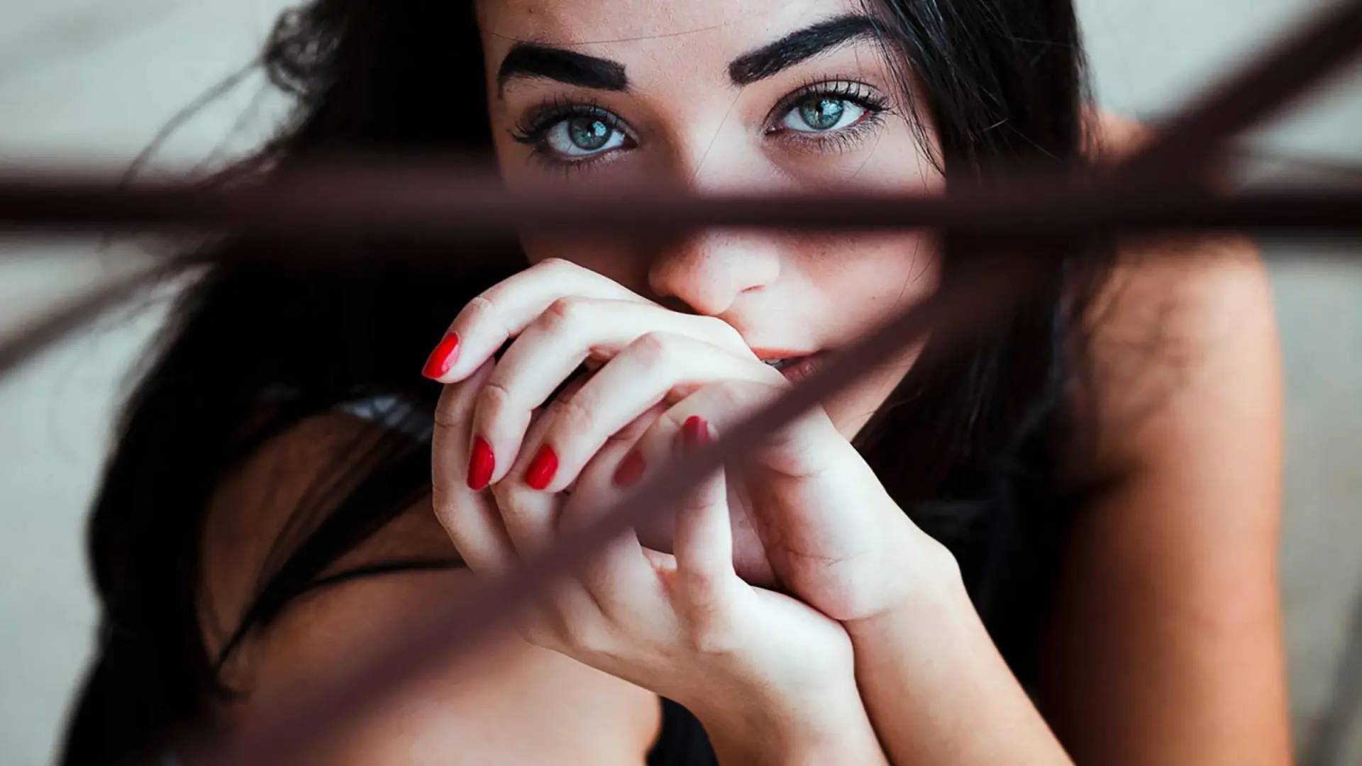 Frau mit roten Nägeln