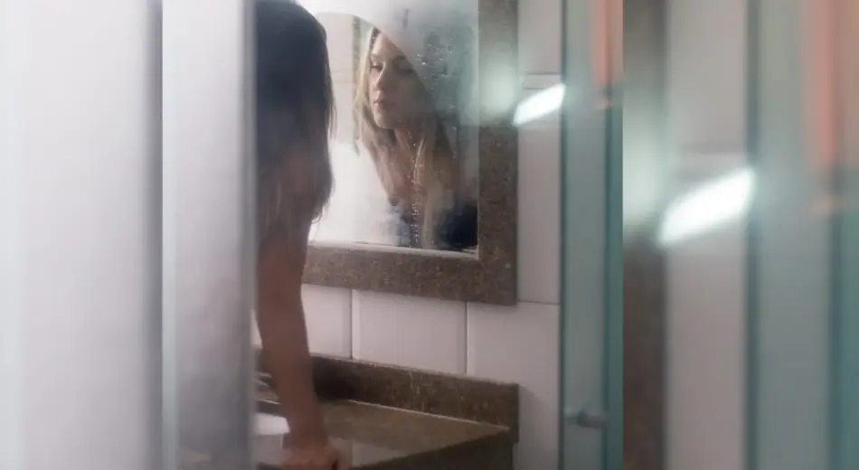 Frau vor dem Spiegel