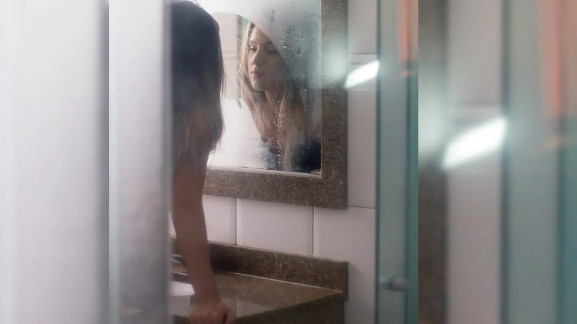 Frau vor dem Spiegel