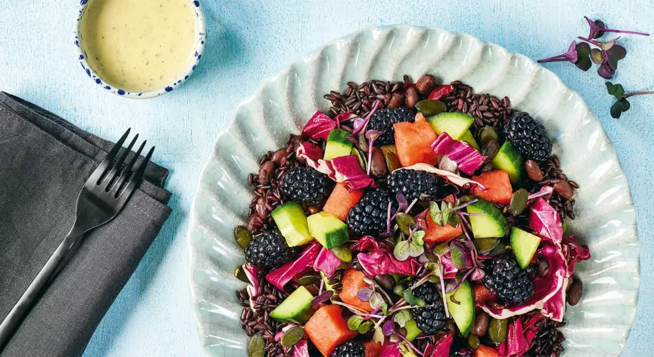 Salat mit Brombeeren