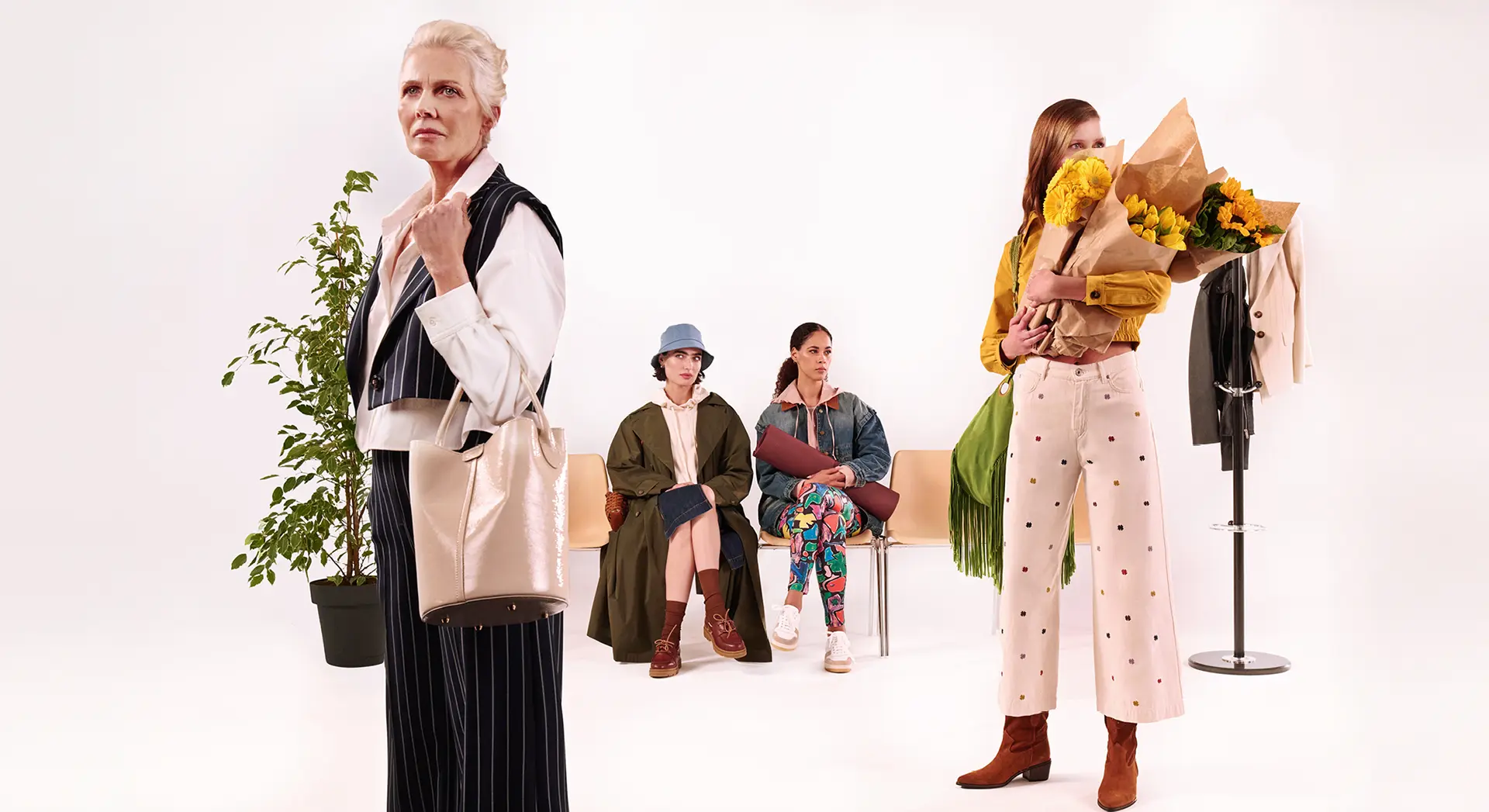 Gruppe von Models in der Sommerkollektion der Marke Intrend