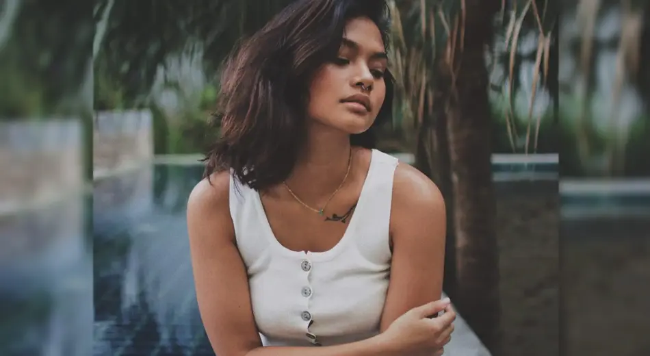 Frau in Sommerkleidung