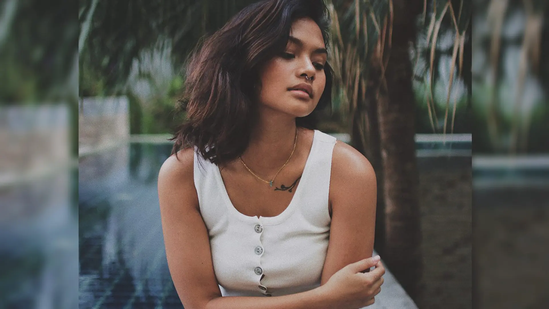 Frau in Sommerkleidung