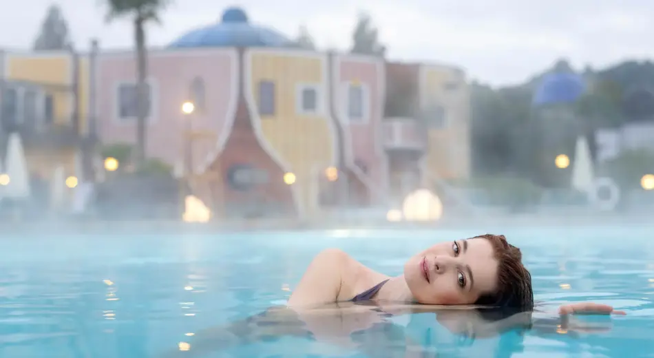 Rogner Bad Blumau Frau im Pool