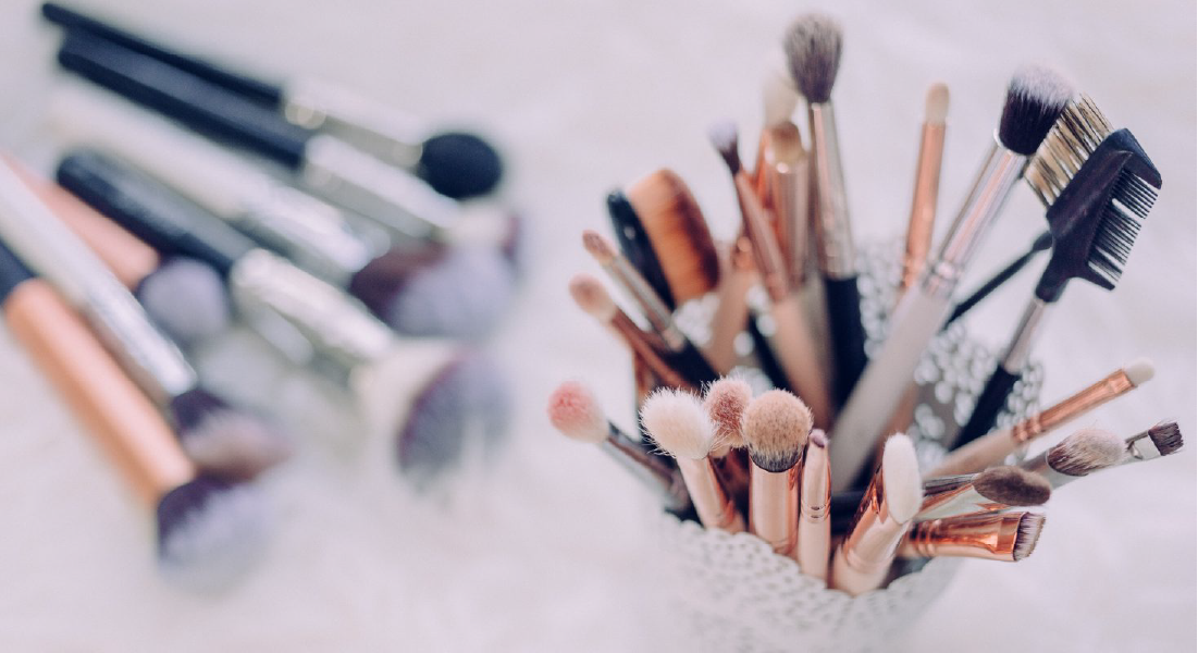 So reinigst du deine Make-up-Pinsel richtig