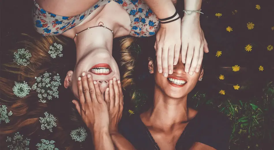 zwei Frauen in einer Wiese liegend