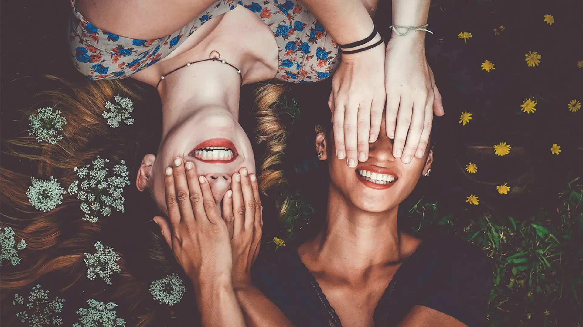 zwei Frauen in einer Wiese liegend