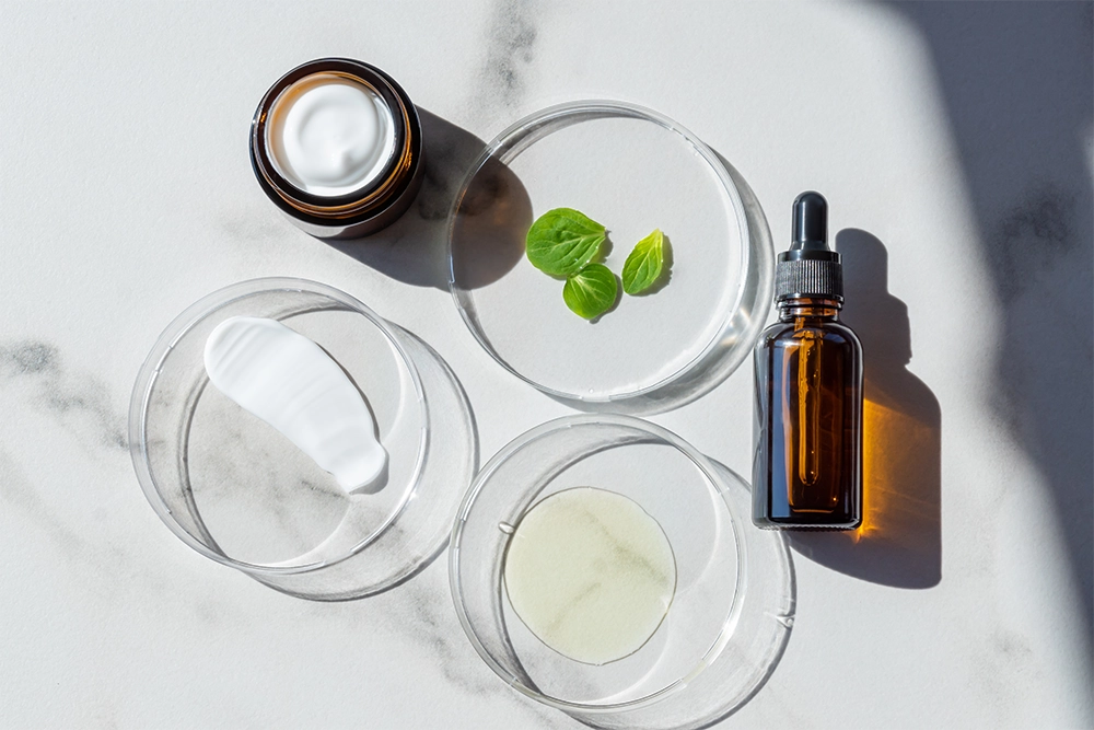 Skincare Wirkstoffe auf Marmorhintergrund