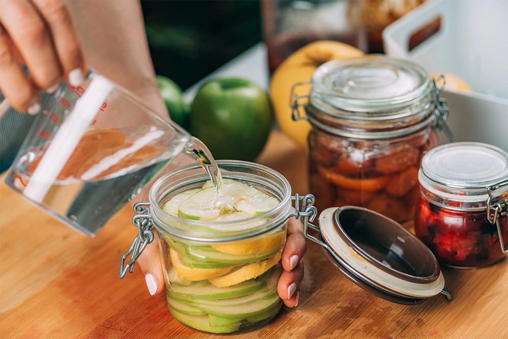 Fermentierte Lebensmittel selbst gemacht und abgefüllt in Gläser