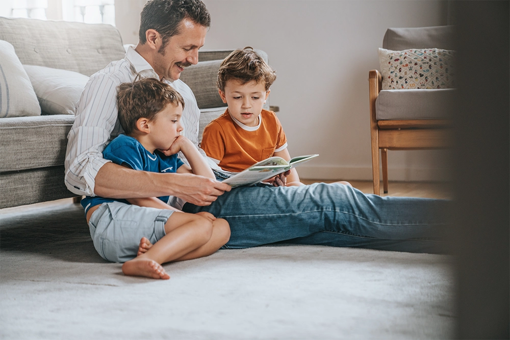 Kinderbücher zum Vorlesen: Papa mit 2 Söhnen