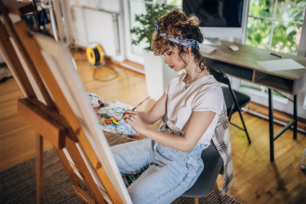 Micro-Glück im Alltag: Frau ist kreativ und malt