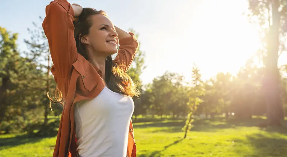 Micro-Glück: Frau happy im Park