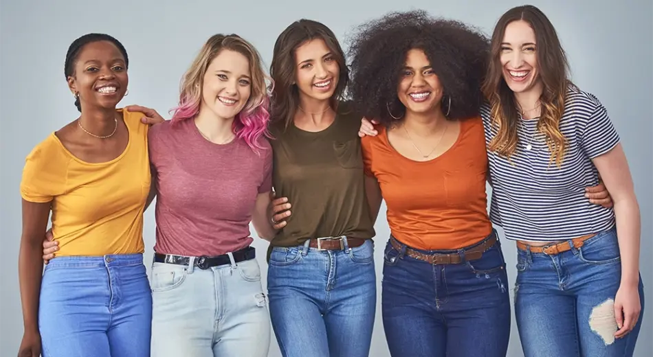Frauen verschiedenen Alters und Ethnien als Symbol für Frauengesundheit