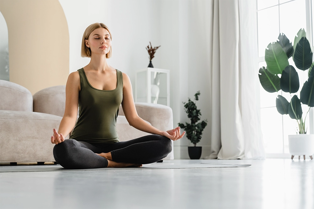Hormone beeinflussen das Gewicht: Frau macht Yoga
