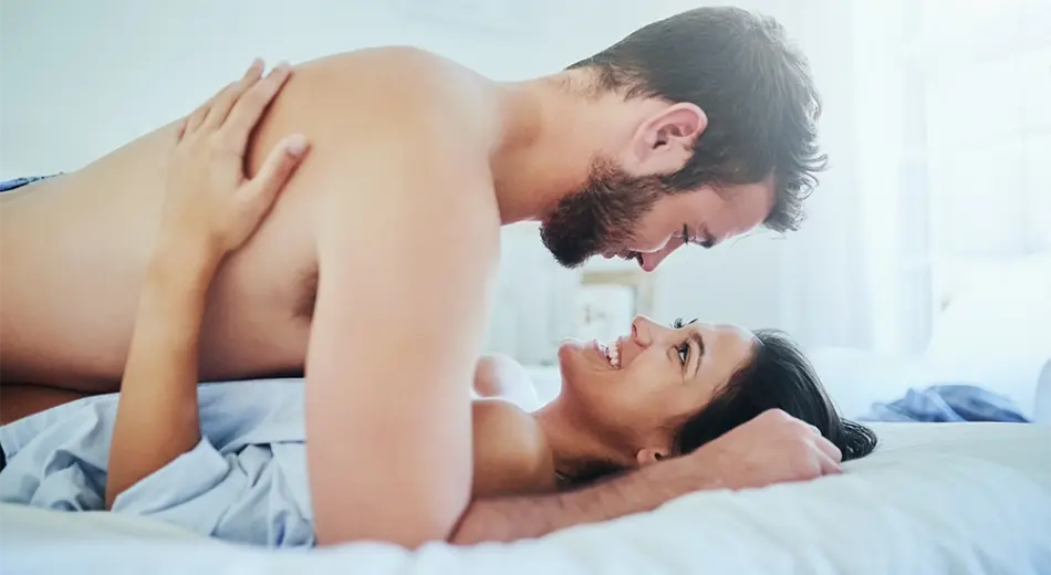 Vorteile von Sex: Verliebtes Paar im Bett