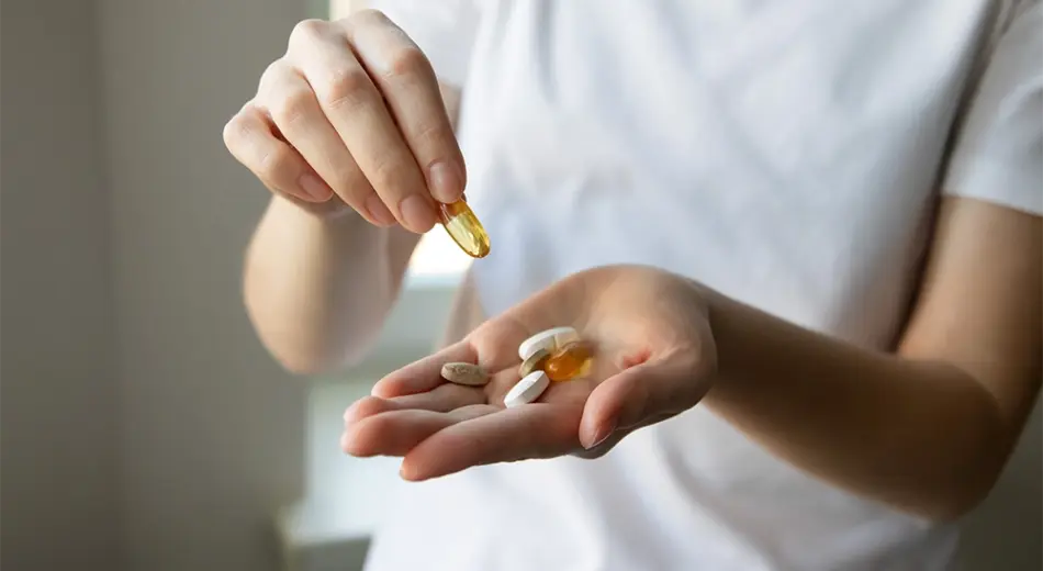 Gehypte Nahrungsergänzungsmittel: Frau mit Kapseln in der Hand