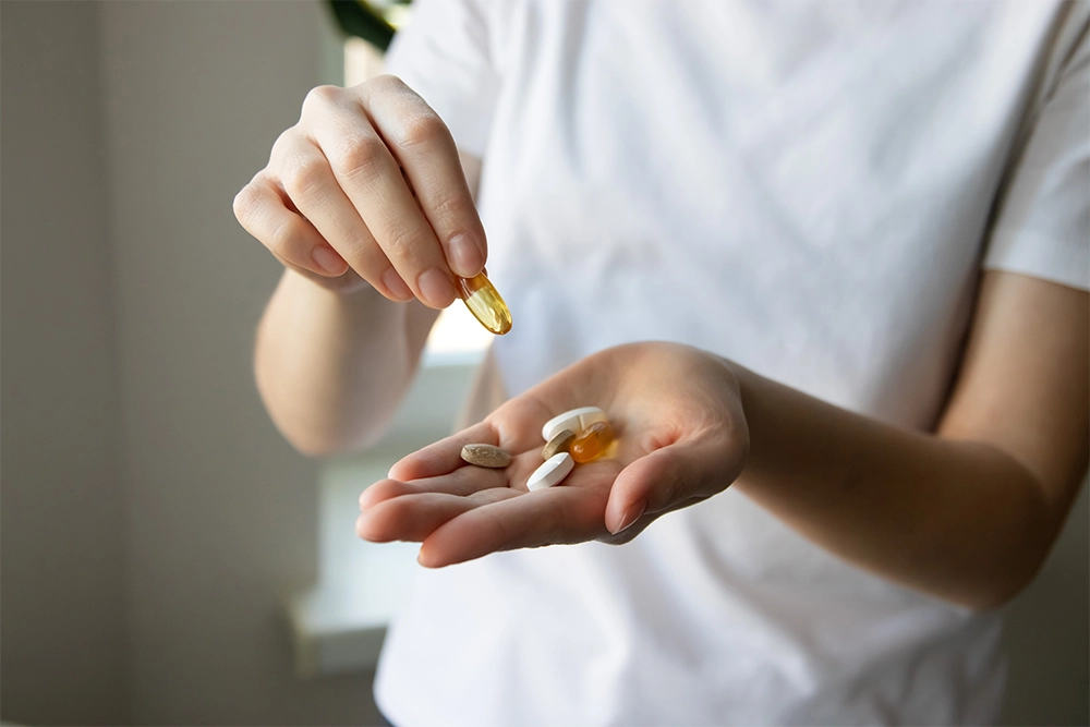 Gehypte Nahrungsergänzungsmittel: Frau mit Kapseln in der Hand