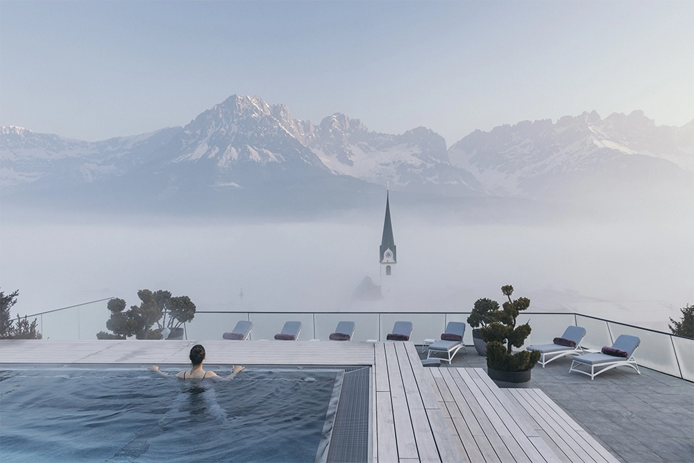 Infinity Pool im Hotel das Kaiserblick in winterlicher Landschaft