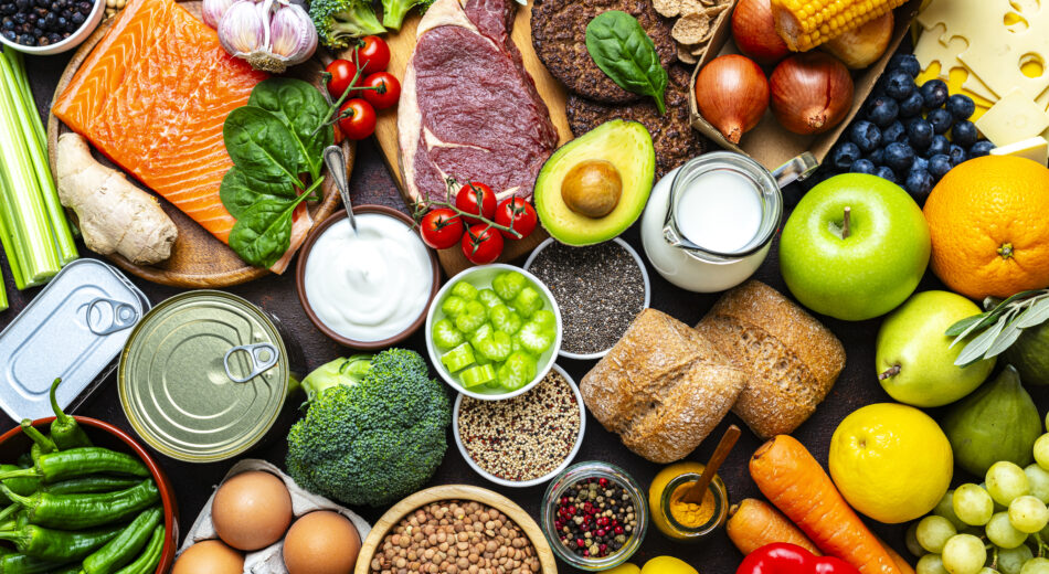 Große Auswahl an Rohkost für eine ausgewogene Ernährung. Enthält Kohlenhydrate, Proteine ​​und Ballaststoffe.