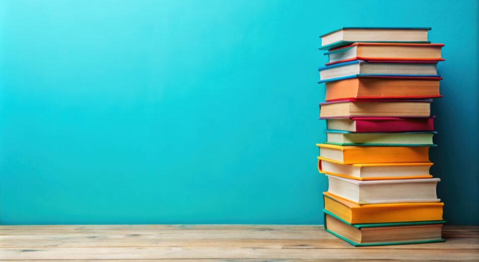 bunter Stapel an Büchern