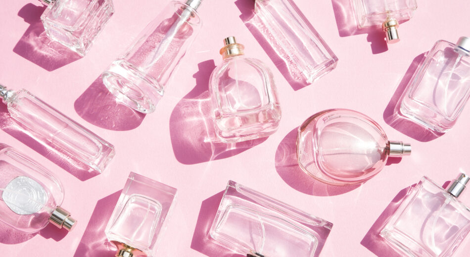 Parfumflaschen auf pinkem Hintergrund