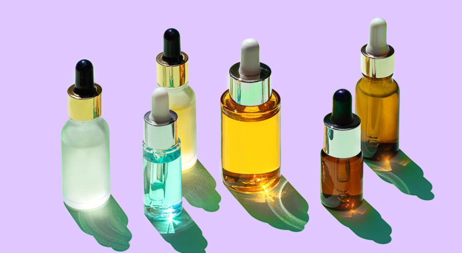 Gesichtsserum, natürliche ätherische Öle und Parfüm in Kosmetikflaschen.