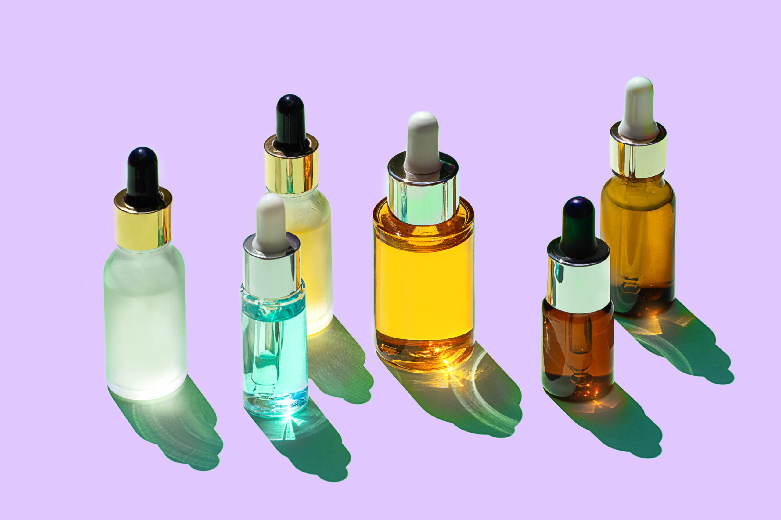 Gesichtsserum, natürliche ätherische Öle und Parfüm in Kosmetikflaschen.
