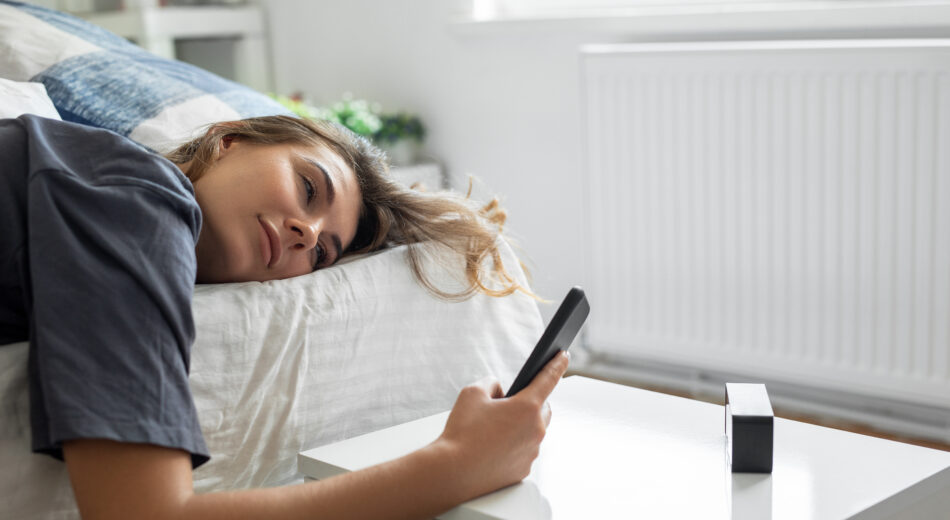 Junge Frau beim Aufwachen