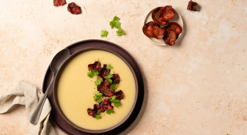 Topinambur Suppe mit Rote-Rüben-Chips