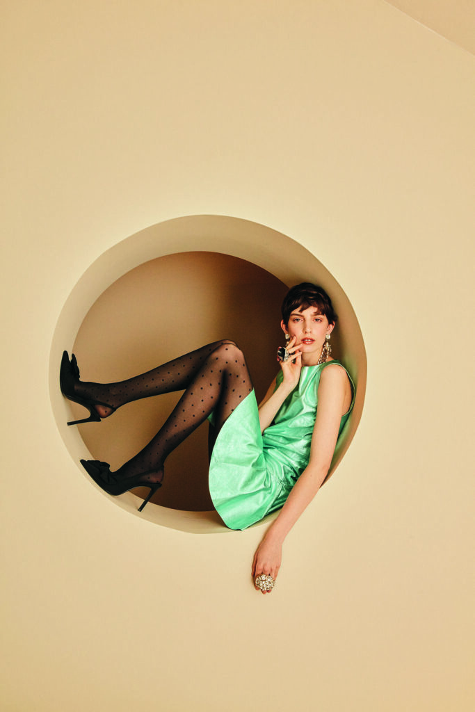 Frau im glamourösen Cocktailkleid posierend