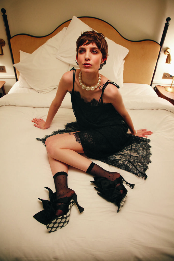 Frau im Mini-Spitzen-Dress posierend