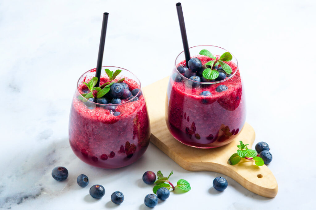 zwei Gläser gefüllt mit Beeren-Smoothie