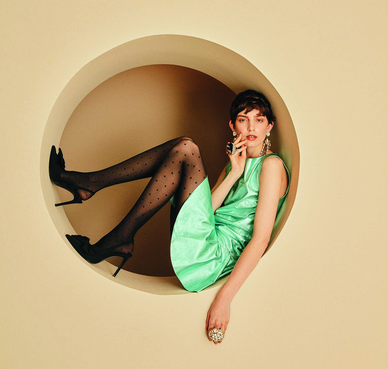 Frau im glamourösen Cocktailkleid posierend