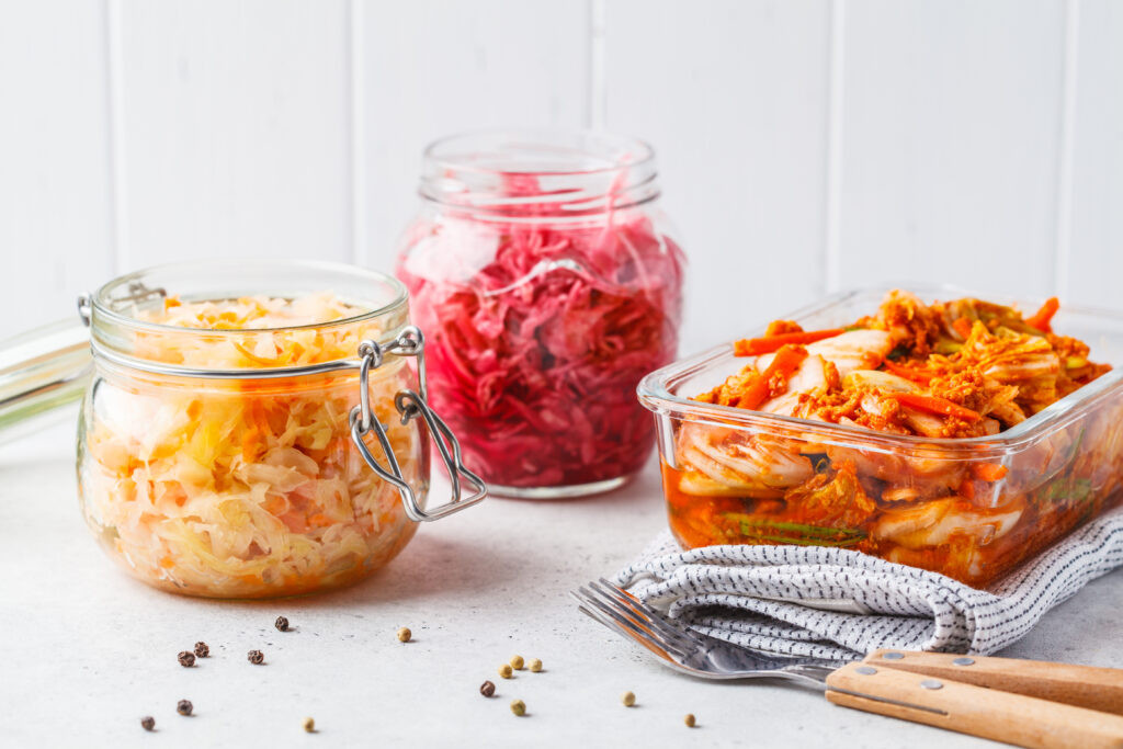 Koreanischer Kimchi-Kohl, Rote-Bete-Sauerkraut und Sauerkraut in Einmachgläsern, weißer Hintergrund.
