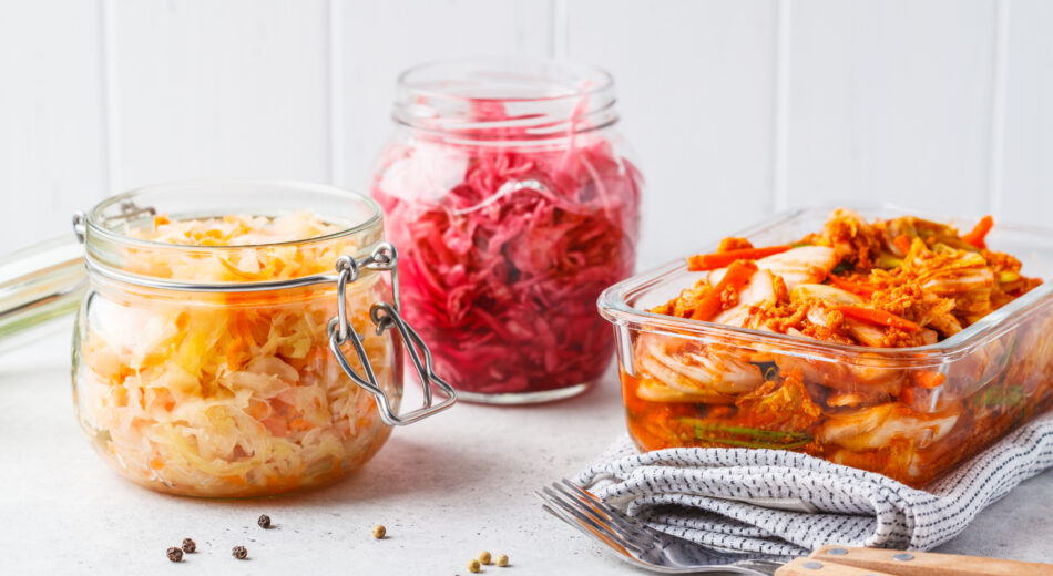 Koreanischer Kimchi-Kohl, Rote-Bete-Sauerkraut und Sauerkraut in Einmachgläsern, weißer Hintergrund.