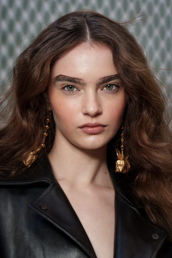 Model geschminkt mit offenen welligen Haaren Style Burc Akyol