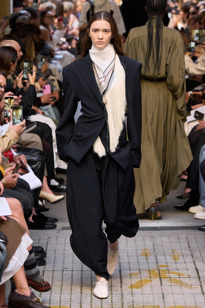 Model am Laufsteg mit Fransenschal, Calcaterra